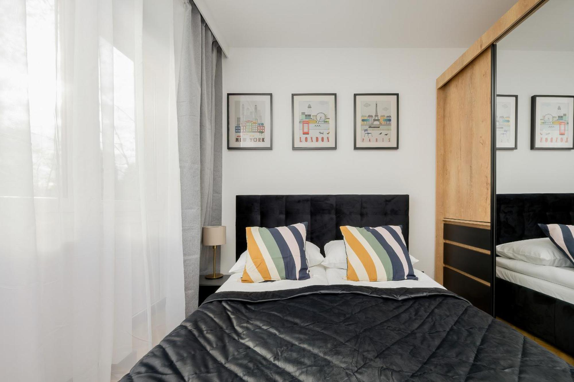 Modern Black & Wooden Apartment Warsaw Near The Airport By Noclegi Renters Luaran gambar