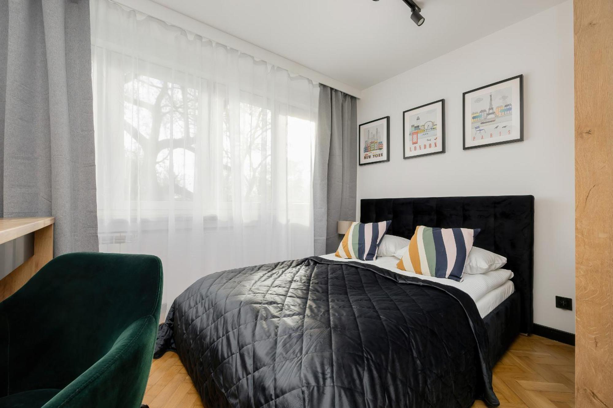 Modern Black & Wooden Apartment Warsaw Near The Airport By Noclegi Renters Luaran gambar