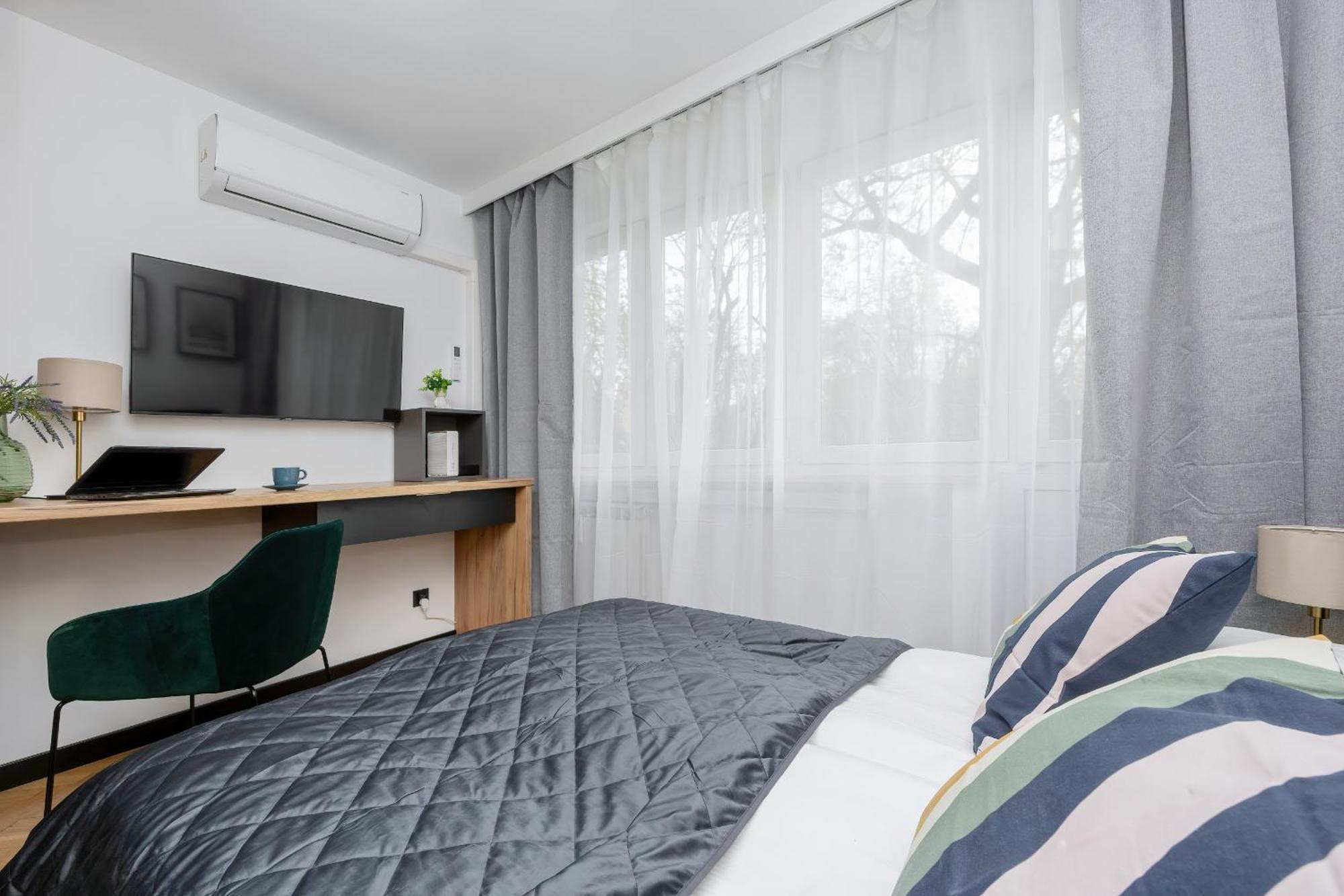 Modern Black & Wooden Apartment Warsaw Near The Airport By Noclegi Renters Luaran gambar