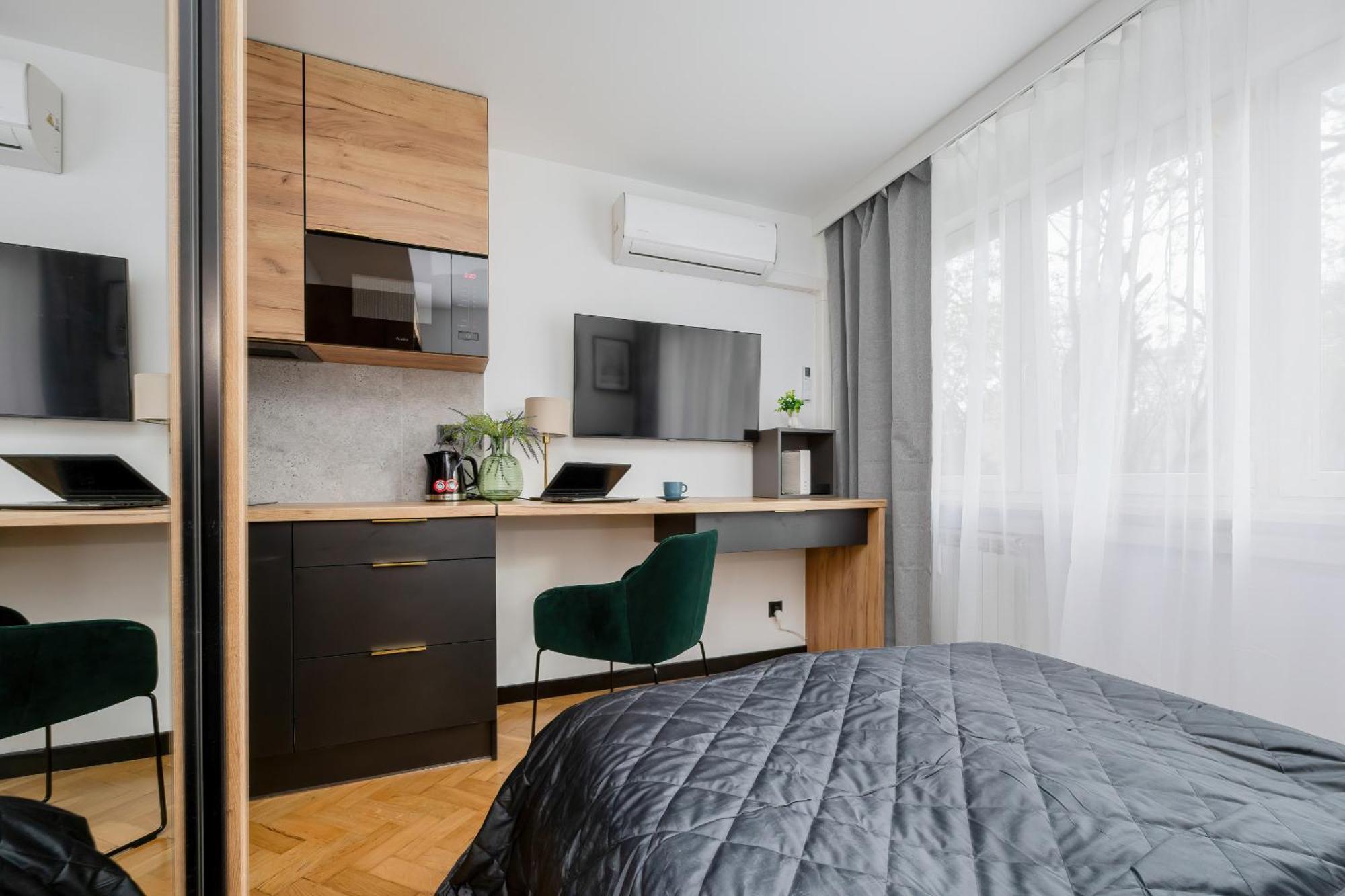 Modern Black & Wooden Apartment Warsaw Near The Airport By Noclegi Renters Luaran gambar